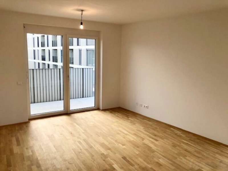 Wohnzimmer mit Ausgang auf den Balkon - 23 m²