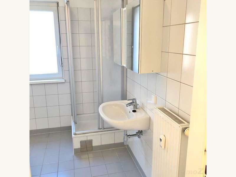 Mietwohnung Graz: Bad mit Dusche, Fenster... Bad mit Dusche, Fenster...