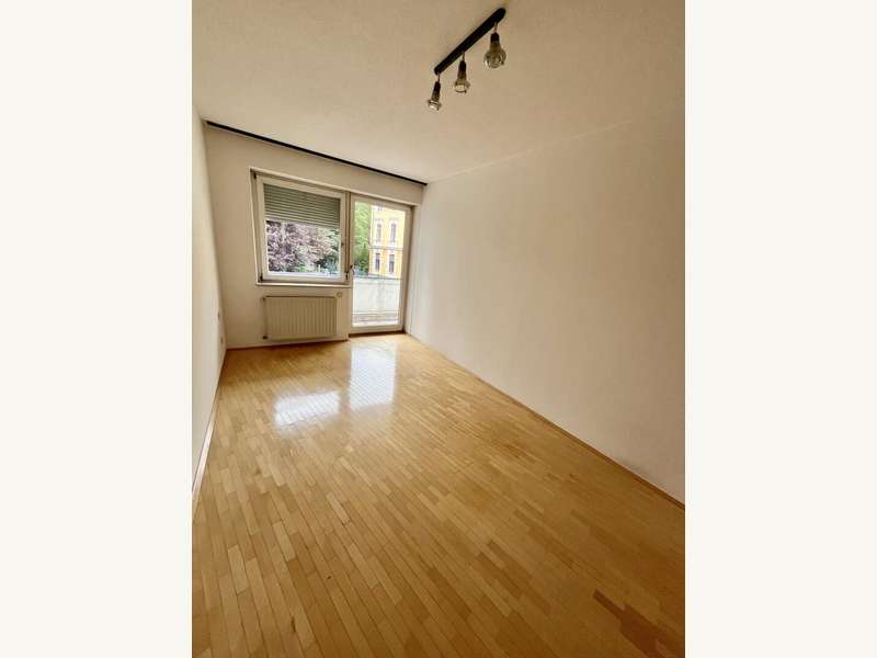 Mietwohnung Graz: Schlafzimmer nit Ausgang auf den Balkon Schlafzimmer nit Ausgang auf den Balkon