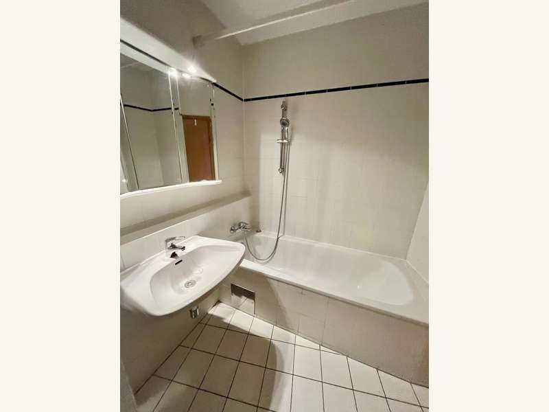 Mietwohnung Graz: Badezimmer mit Wanne Badezimmer mit Wanne