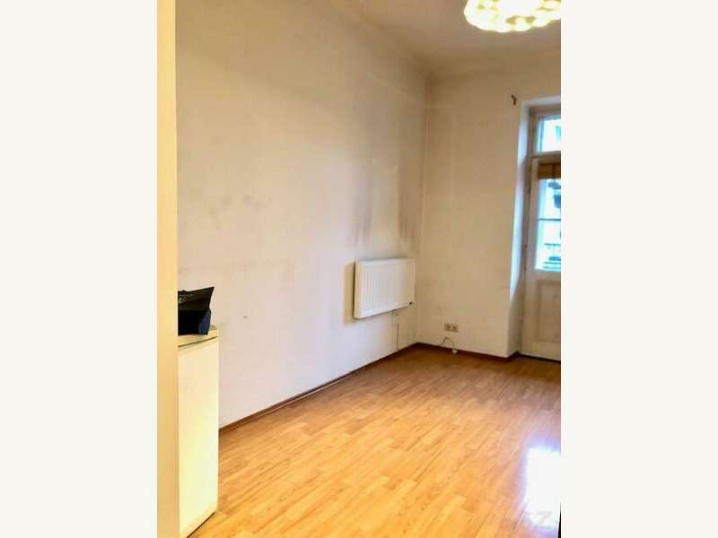 Essplatz in der Küche mit Ausgang auf den Balkon