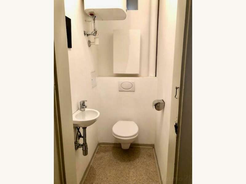 separates WC