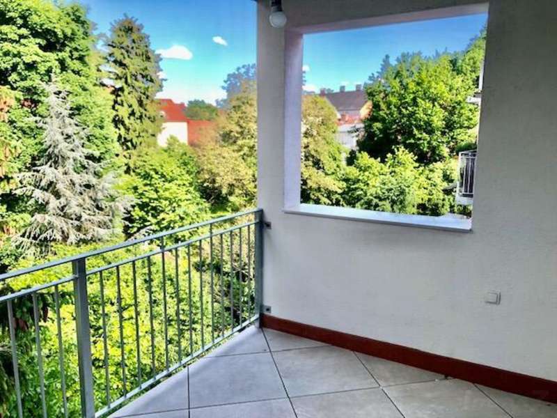 große Terrasse vor Wohn-Essbereich