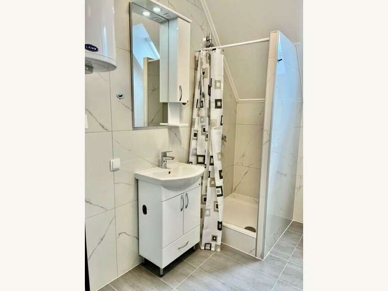 Mietwohnung Graz: Neu saniertes Bad mit Dusche, Waschmaschinen-Anschluss... Neu saniertes Bad mit Dusche, Waschmaschinen-Anschluss...