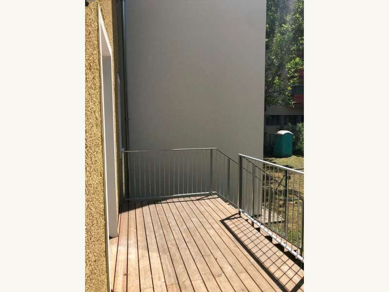 Terrasse vom Wohnzimmer und der Küche aus begehbar