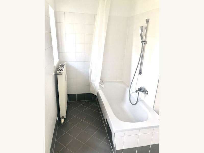 Mietwohnung Graz: Wanne und 2. Fenster Wanne und 2. Fenster