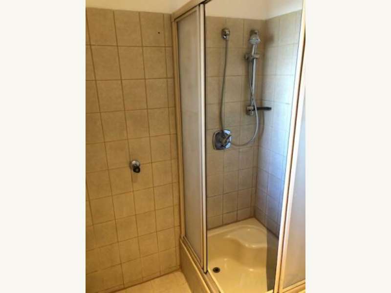 Mietwohnung Graz: Dusche und Waschmaschinen-Anschluss Dusche und Waschmaschinen-Anschluss