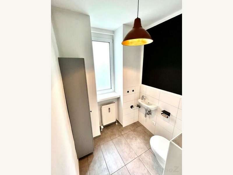 Mietwohnung Graz: WC mit Handwaschbecken und Fenster WC mit Handwaschbecken und Fenster