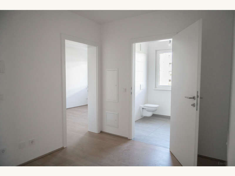Mietwohnung Kalsdorf bei Graz: Vorraum- Blick zum Schlafzimmer und Badezimmer Vorraum- Blick zum Schlafzimmer und Badezimmer
