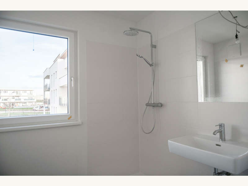 Mietwohnung Kalsdorf bei Graz: Badezimmer mit Dusche, WC, Fenster Badezimmer mit Dusche, WC, Fenster