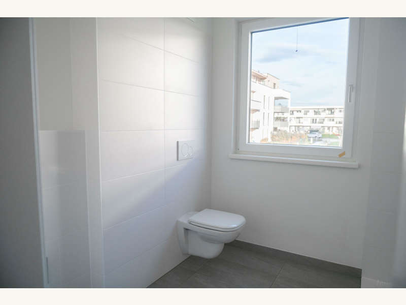 Mietwohnung Kalsdorf bei Graz: Badezimmer mit Dusche, WC, Fenster Badezimmer mit Dusche, WC, Fenster