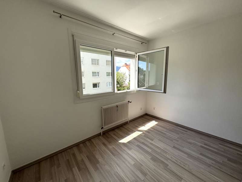 Mietwohnung Graz: Zimmer Strassenseitig Zimmer Strassenseitig