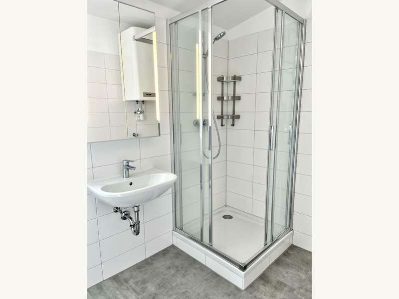 Bad mit Spiegelschrank, Dusche, ...