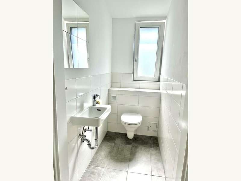 extra WC mit Handwaschbecken und Fenster