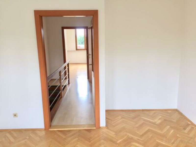 Maisonette Graz: Zimmer 1 (NO-Seite) und Flur zu Zimmer 2 Zimmer 1 (NO-Seite) und Flur zu Zimmer 2