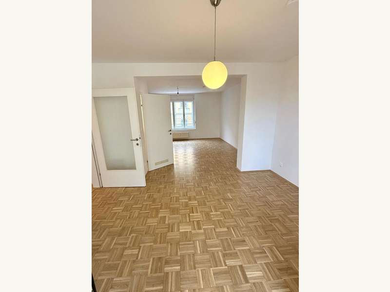 Wohnzimmer - Blick zum Küchen-/Essbereich