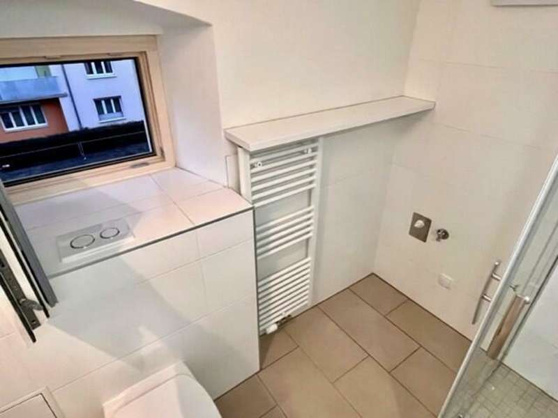 ...mit Fenster und Waschmaschinen-Platz