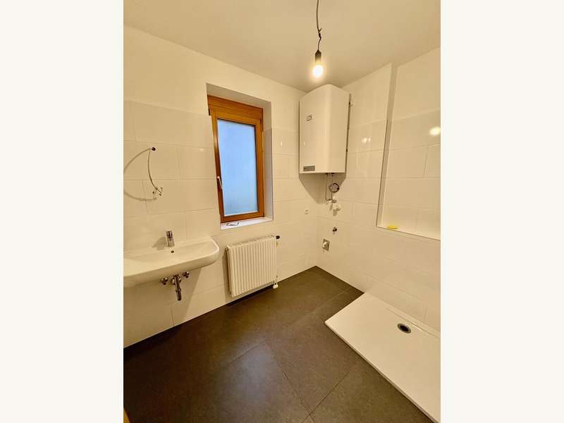 Badezimmer - Duschglaswand, wird noch geliefert