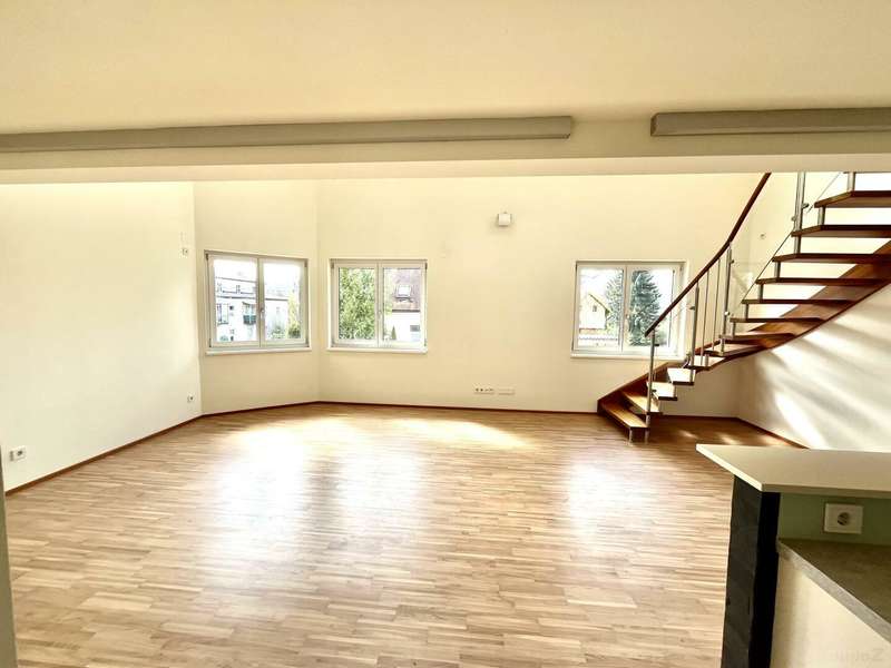 Wohnzimmer mit Treppe ins OG