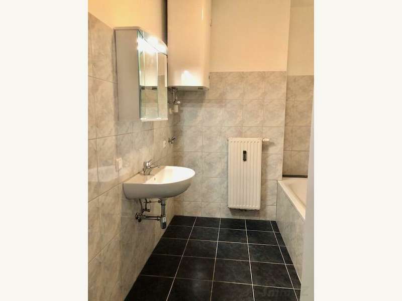 Blick von Küche zum Wohn- und Badezimmer