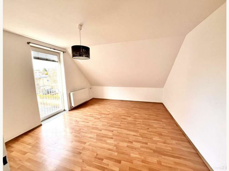 Dachgeschosswohnung Graz: Wohnzimmer mit französischen Balkon Wohnzimmer mit französischen Balkon