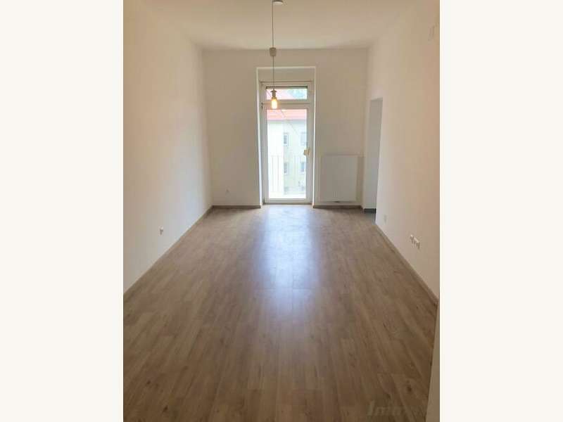 Wohnraum mit Ausgang auf den Balkon, Zugang zur Küche