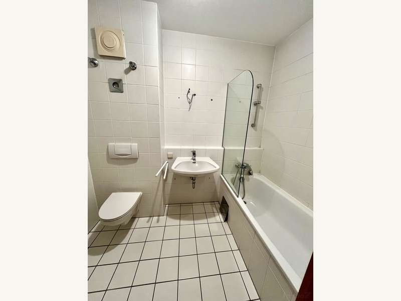 Mietwohnung Graz: Bad mit Wanne und WC Bad mit Wanne und WC