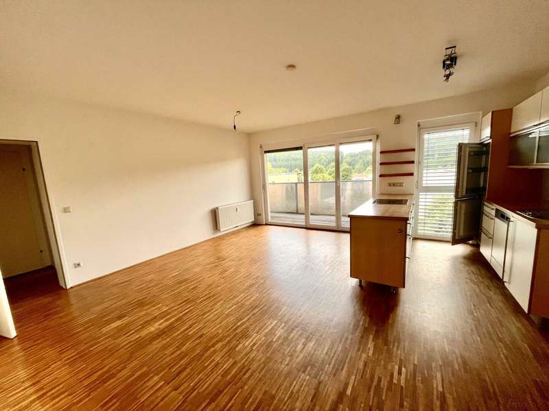 Wohnzimmer mit Ausgang auf den Balkon