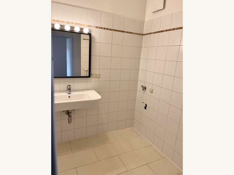 Bad mit Wanne - Platz für die Waschmaschine