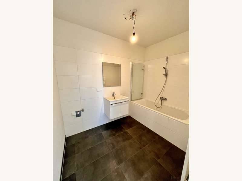 Bad mit Wanne    Duschwand, Platz für die  WM