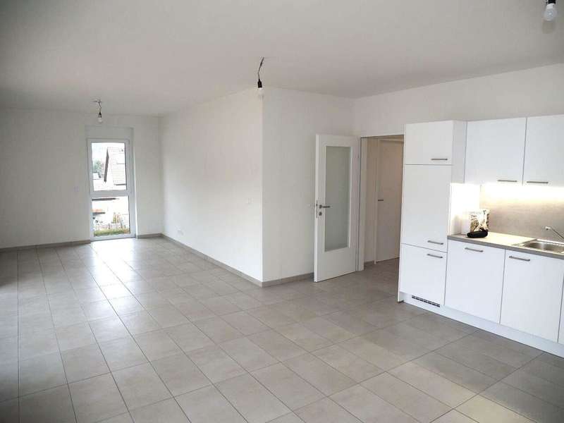 Wohnzimmer mit offener Küche