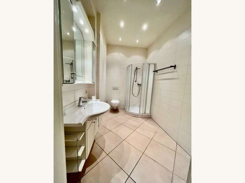 Bad mit Dusche, WC und Waschmaschinen-Anschluss