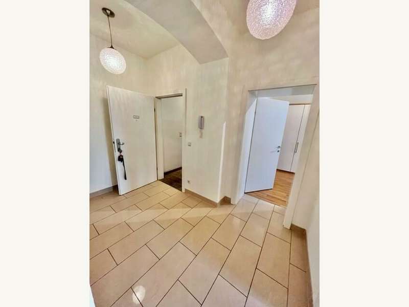 Vorraum - Blick zum kl. Zimmer und Eingang/Stiegenhaus