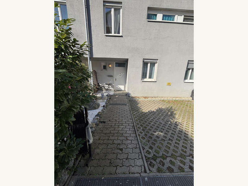 Maisonette Graz: Vorgarten un dAutoabstellplatz vor der Türe Vorgarten un dAutoabstellplatz vor der Türe