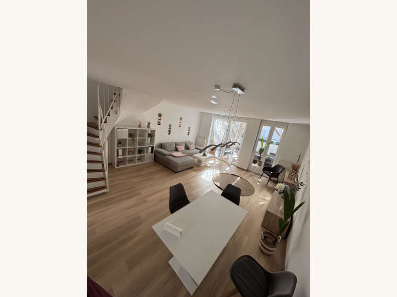 Maisonette Graz: Wohnzimmer mit Ausgang auf die Terrasse und ins 1.OG Wohnzimmer mit Ausgang auf die Terrasse und ins 1.OG