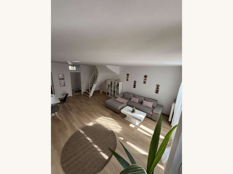 Maisonette Graz: Wohnzimmer mit offener Treppe ins 1. OG Wohnzimmer mit offener Treppe ins 1. OG