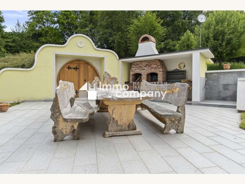 Terrasse mit Griller und Pizzaofen