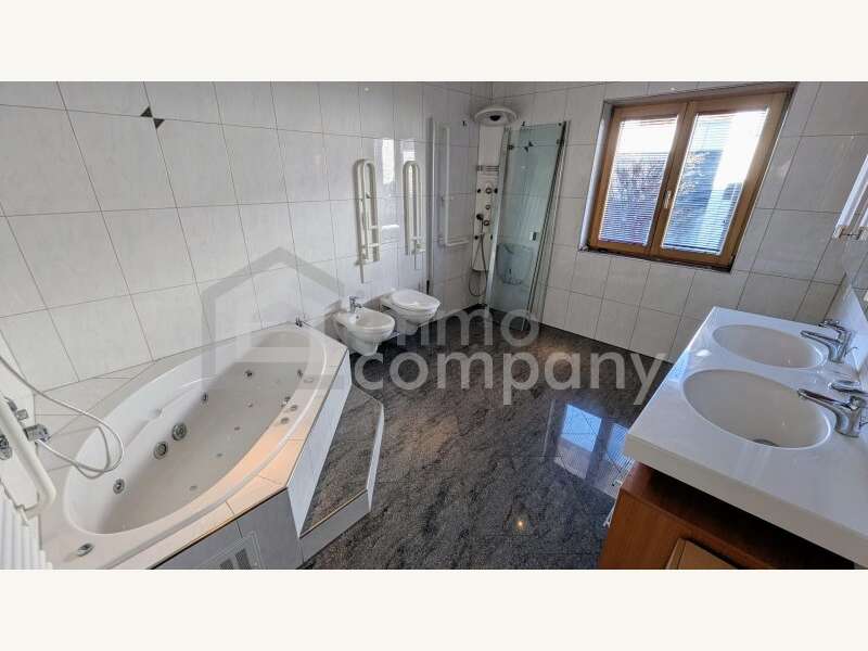 Einfamilienhaus Göfis: Badezimmer Badezimmer