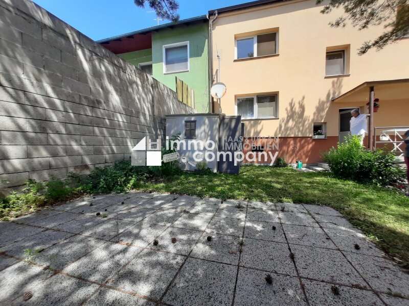Terrasse und Gartenanteil mit Blick zum Haus