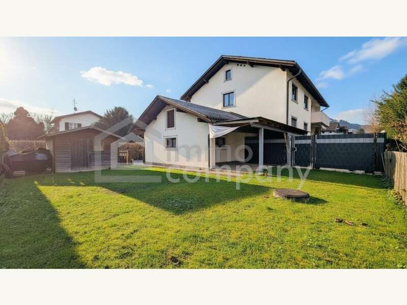 Dachgeschosswohnung Dornbirn: Garten mit überdachter Terrasse Garten mit überdachter Terrasse