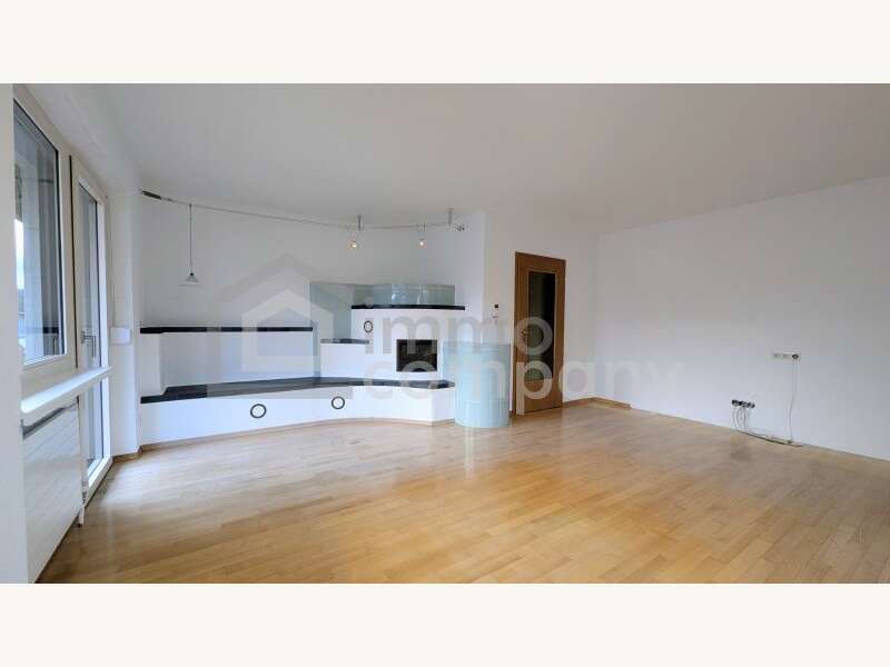 Dachgeschosswohnung Dornbirn: Wohnzimmer / Kamin Wohnzimmer / Kamin