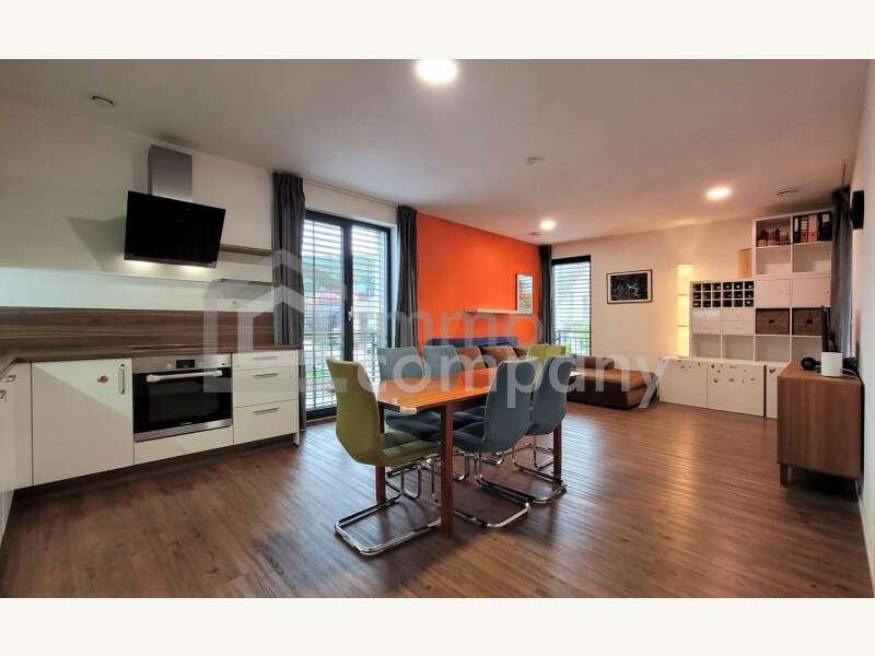 Küche mit Blick ins Wohnzimmer