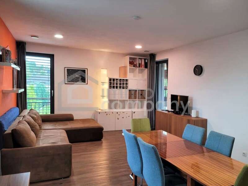 helles Wohnzimmer mit Ausgang auf den Balkon