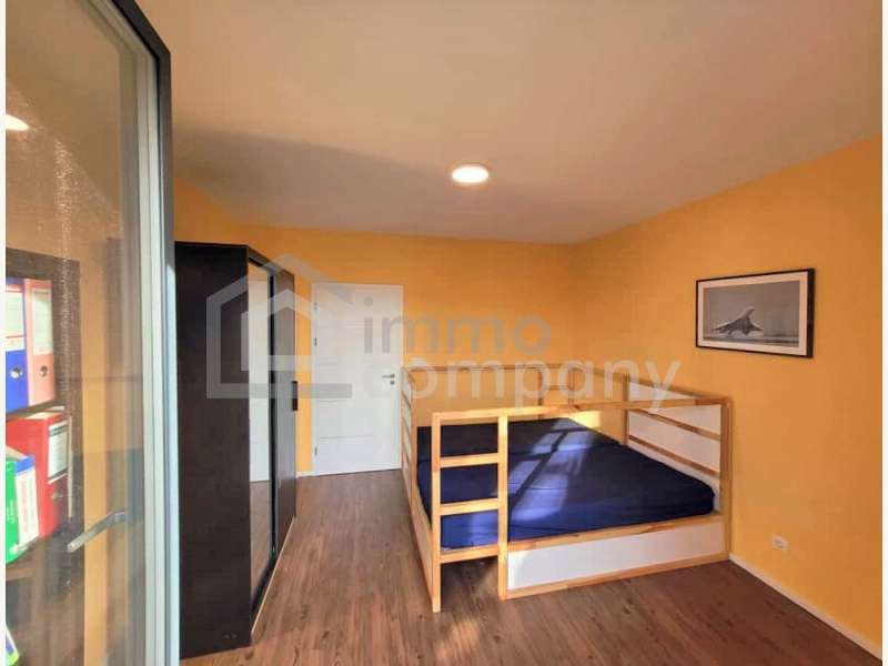 geräumiges, helles Kinderzimmer