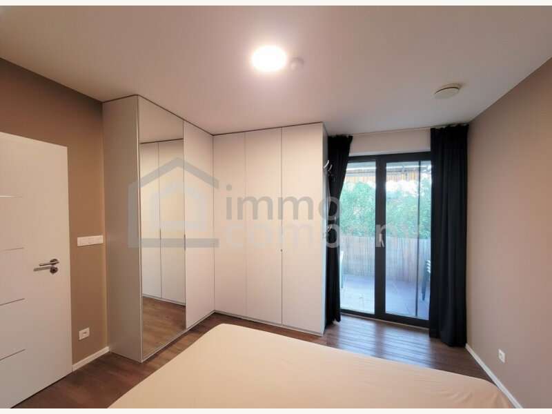 Schlafzimmer mit Ausgang auf den Balkon