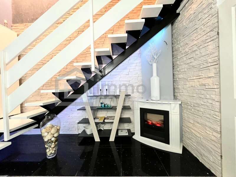 Maisonette Wiener Neustadt: Kamin mit Beleuchtung Kamin mit Beleuchtung