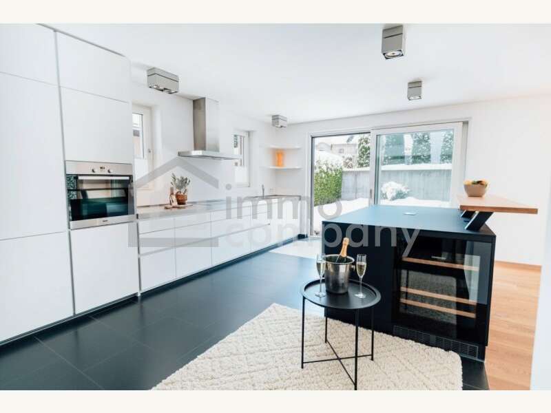 Eigentumswohnung Schwaz: Teilansicht Küche - Barbereich mit integrierten Weinschrank Teilansicht Küche - Barbereich mit integrierten Weinschrank