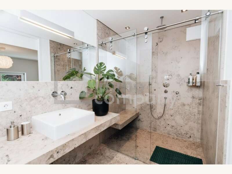 Badezimmer mit Dusche - haptischer Edelmarmor