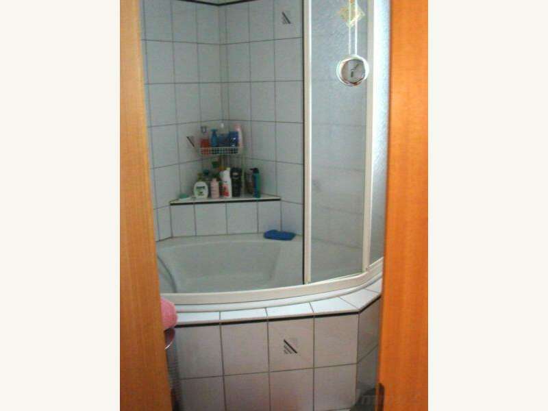 Badezimmer mit Eckbadewanne