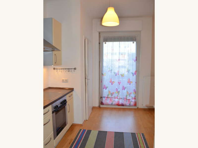 Mietwohnung Graz: Blick in die Küche mit Ost-Balkon Blick in die Küche mit Ost-Balkon